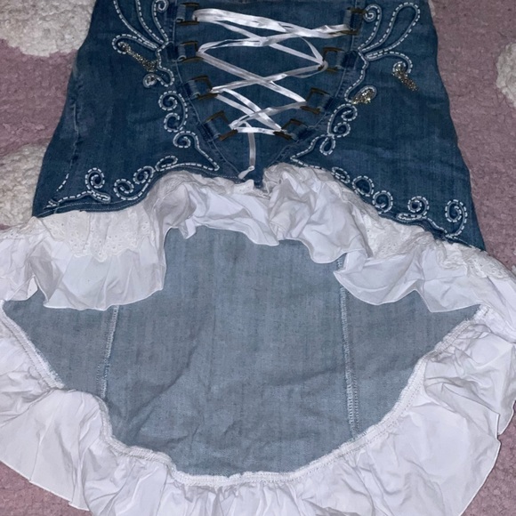 Vintage MARILU denim skirt with white ruffle rim and ribbon tie. - Picture 3 of 4